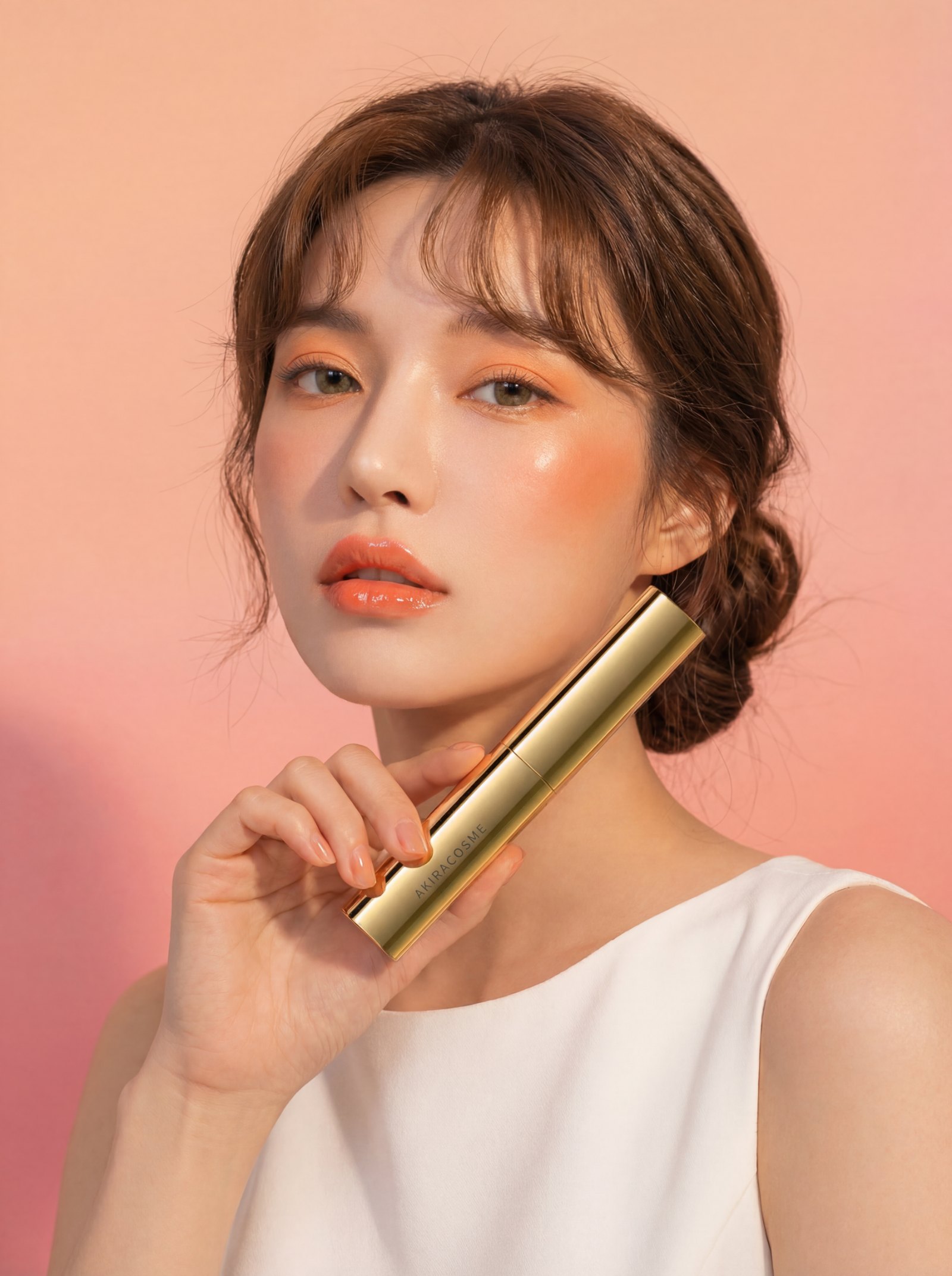 AKIRACOSME リップスティック ヘアアイロンを手にする女性